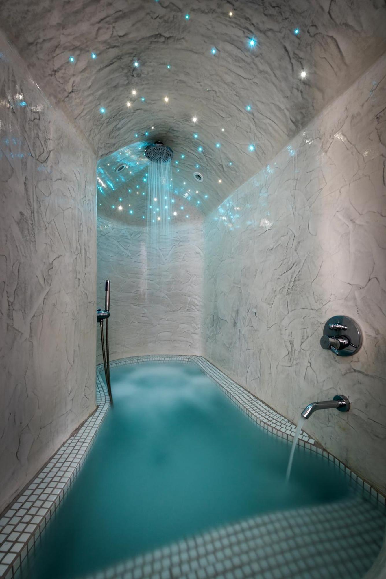 Suite with Cave Hot Tub