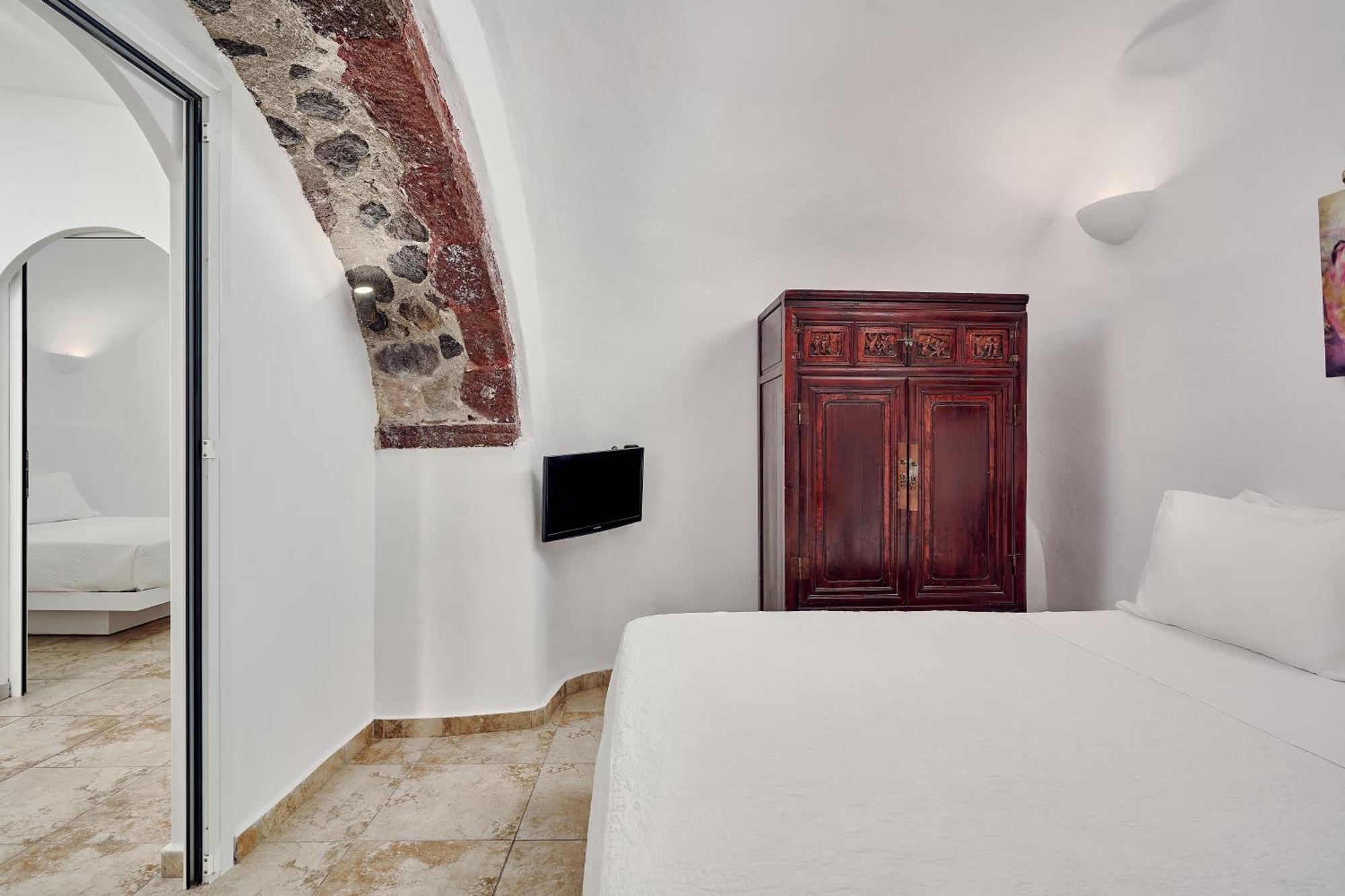 Superior Cave House Indoor & Outdoor Hot Tub Caldera View
