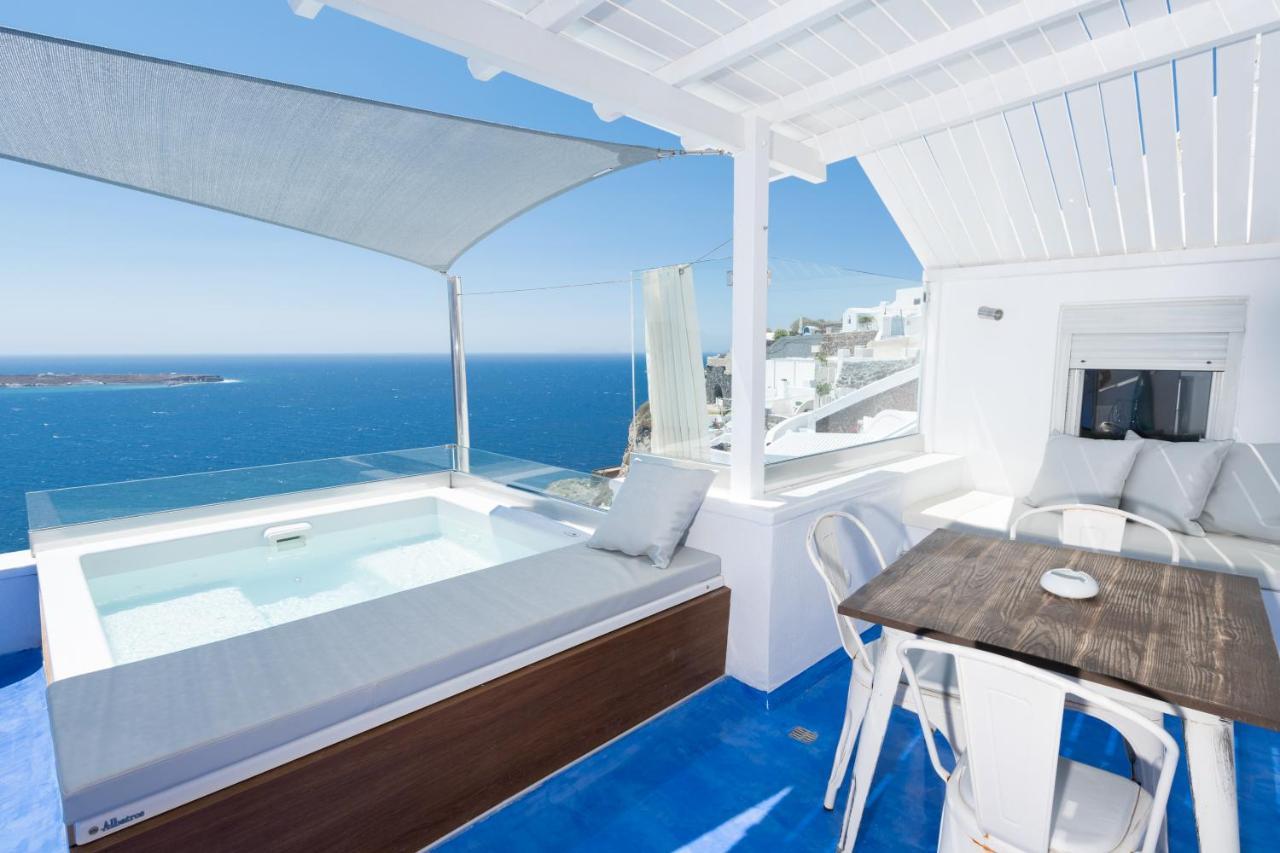 Honeymoon Villa Outdoor Hot Tub Caldera View