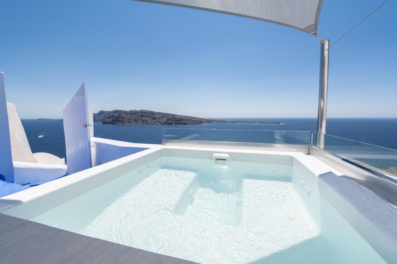 Honeymoon Villa Outdoor Hot Tub Caldera View