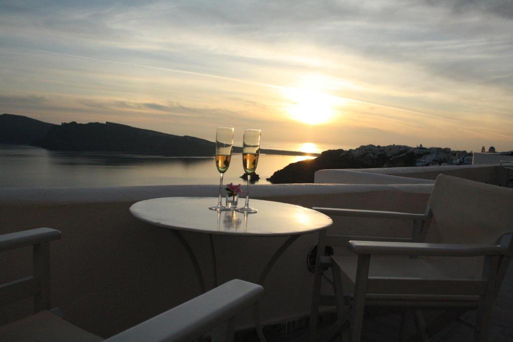 Cave Apartment Caldera & Sunset View Shared Jetted Tub Ambient Water