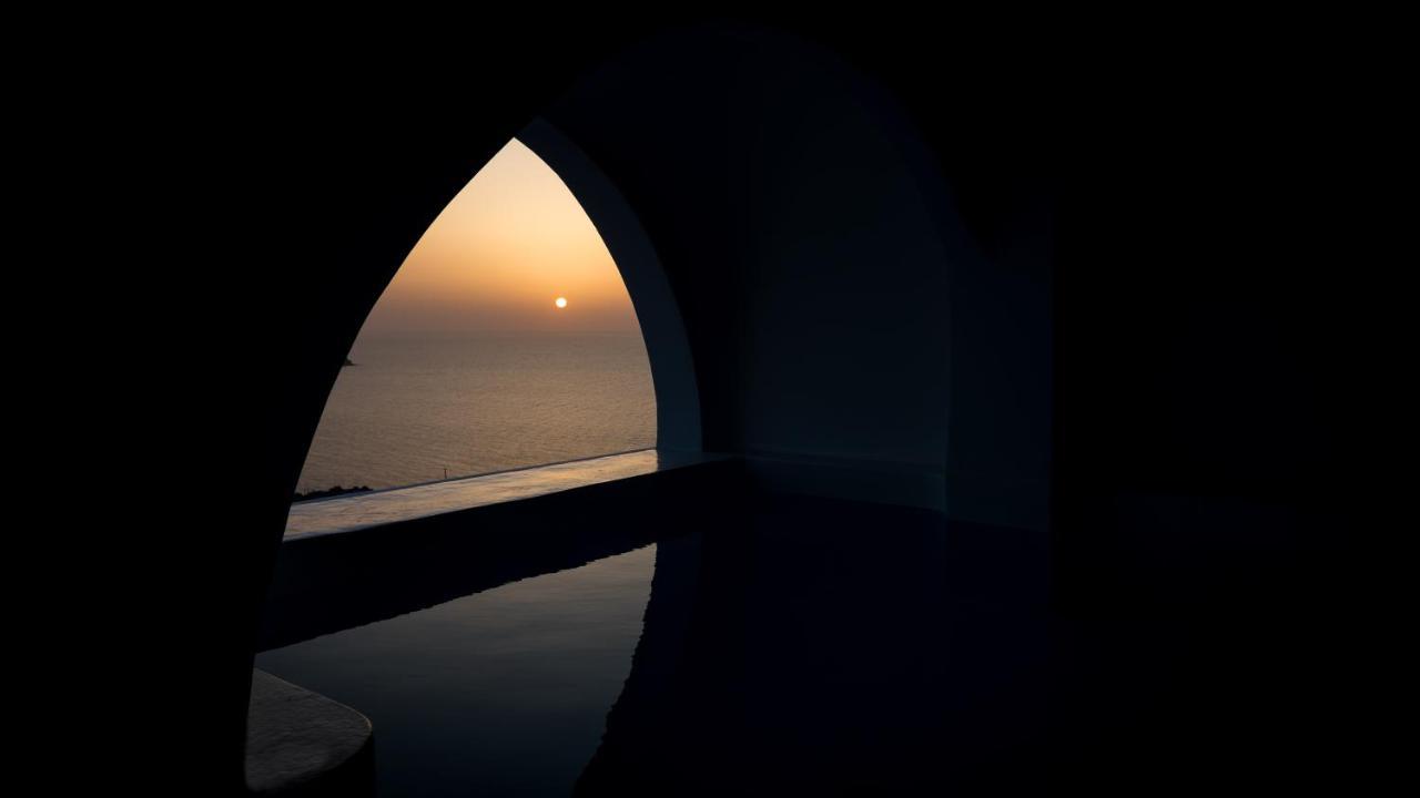 Suite Premium con piscina pequeña climatizada tipo cueva con chorros