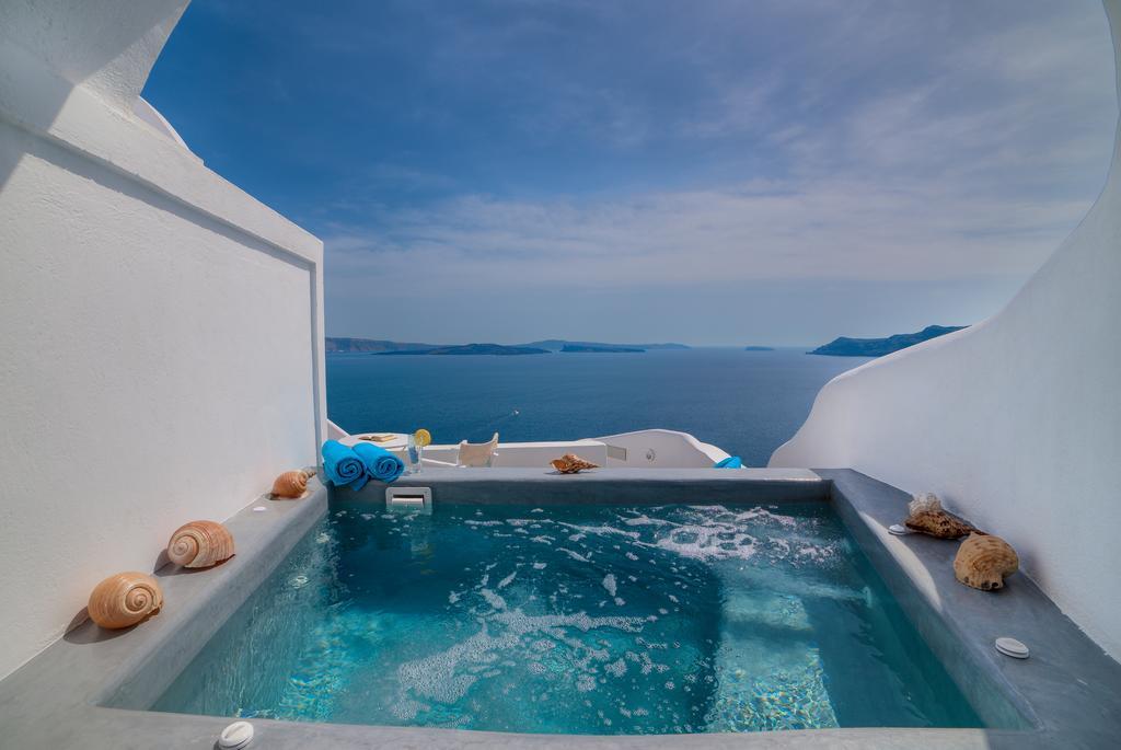 Superior Cave Suite Hot Tub