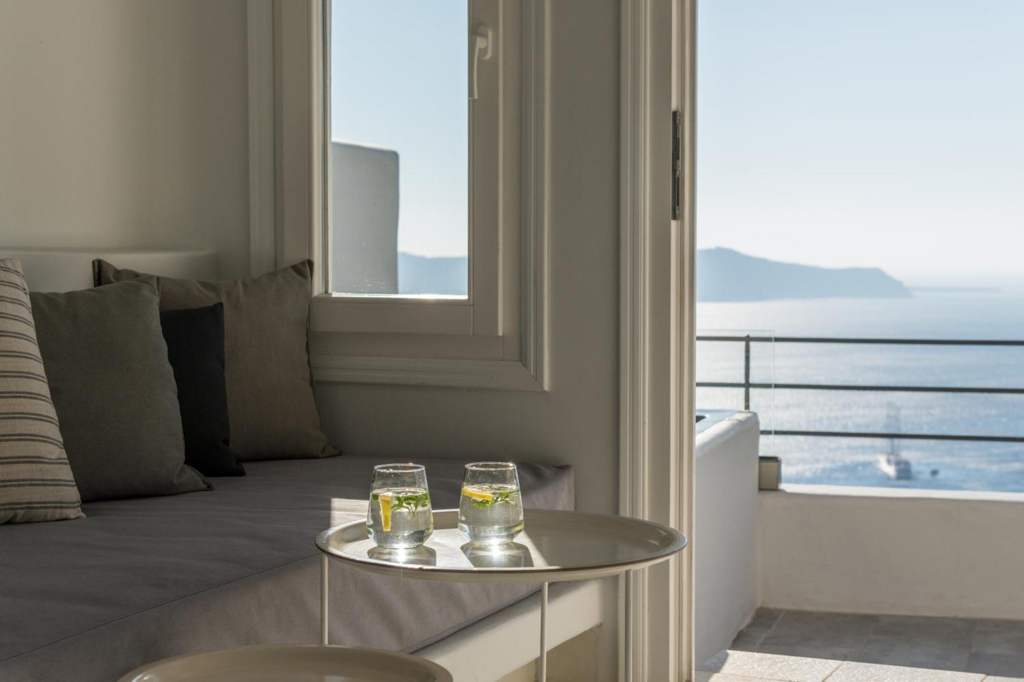 Deluxe Suite mit Whirlpool und Blick auf die Caldera
