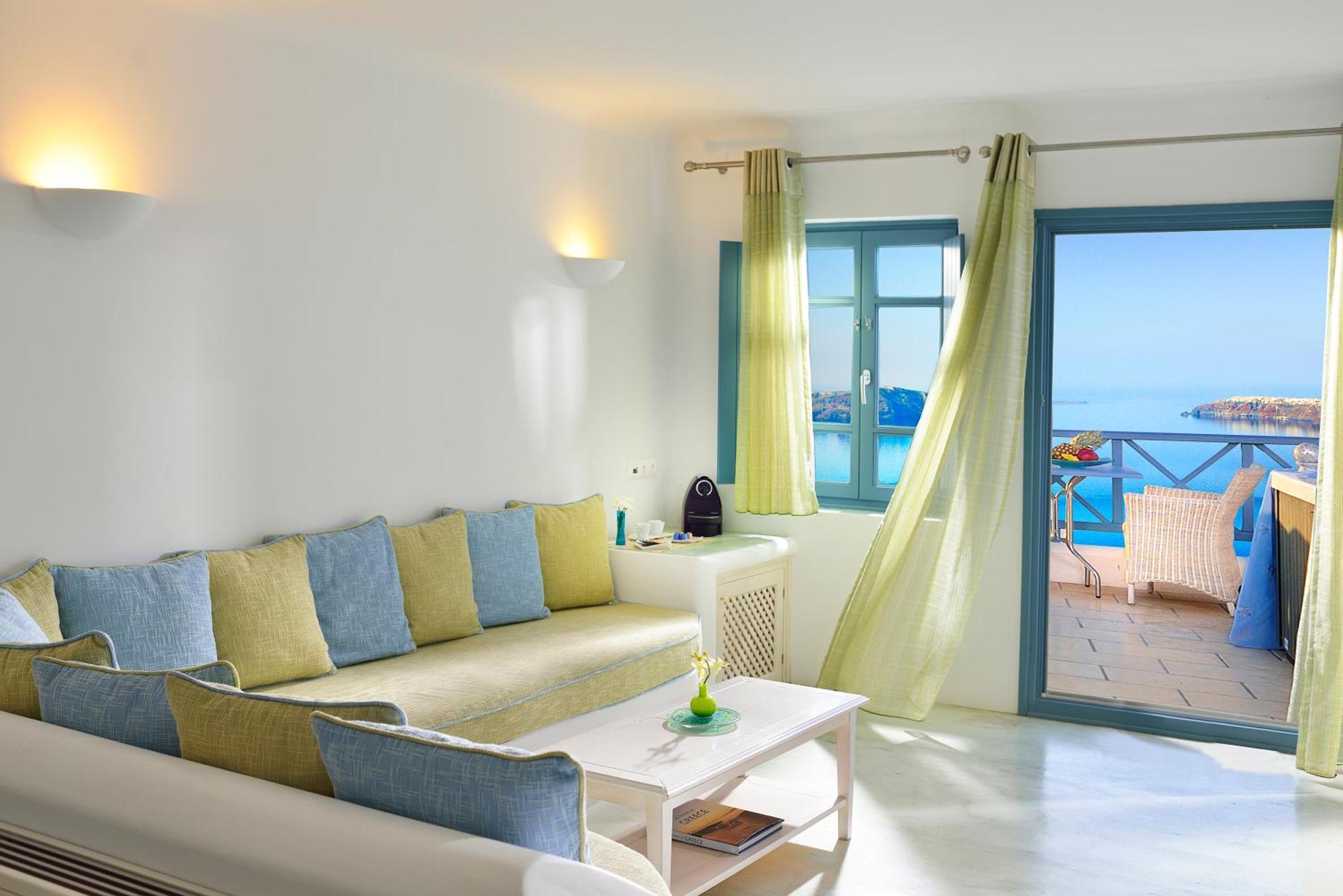 Hochzeitssuite mit Whirlpool und Blick auf die Caldera