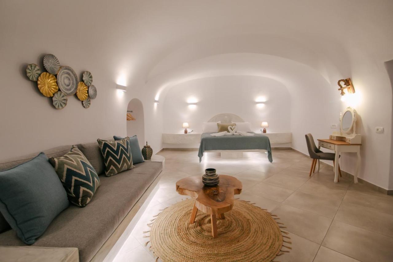 Panoramic Cave Suite Outdoor Jet Tub Sea & Sunset View