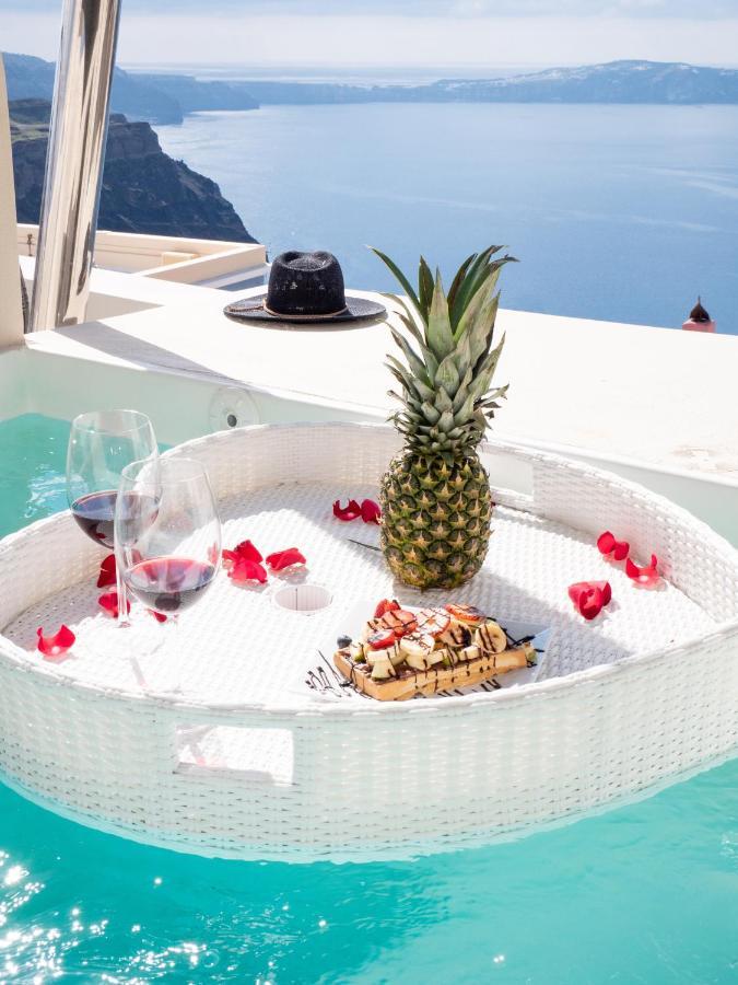 CLIFF SUITE WITH CALDERA VIEW AND OUTDOOR JACUZZI
