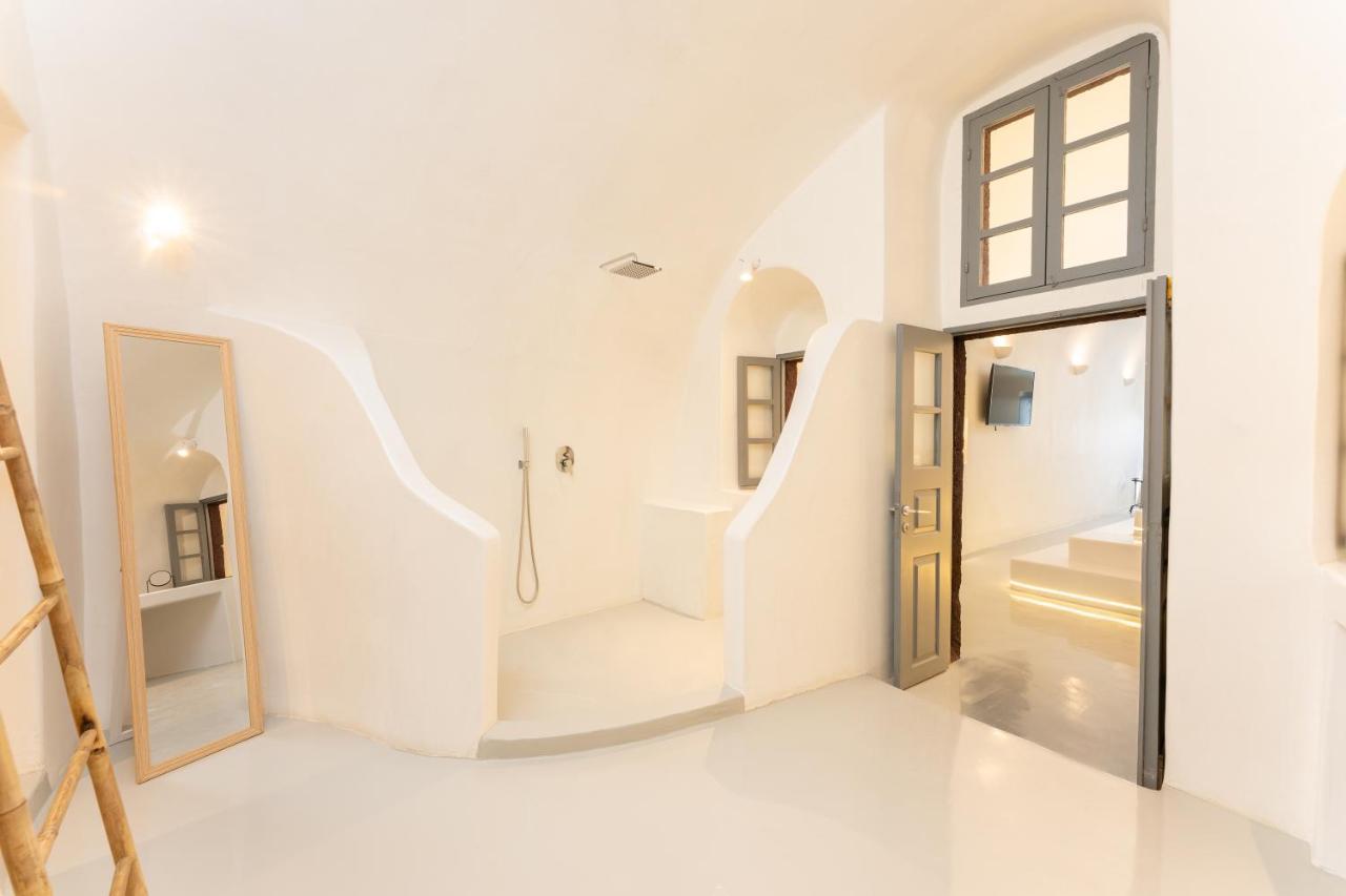 Grande Suite avec Bain à Remous Extérieur et Terrasse Privée - Vue sur Caldeira