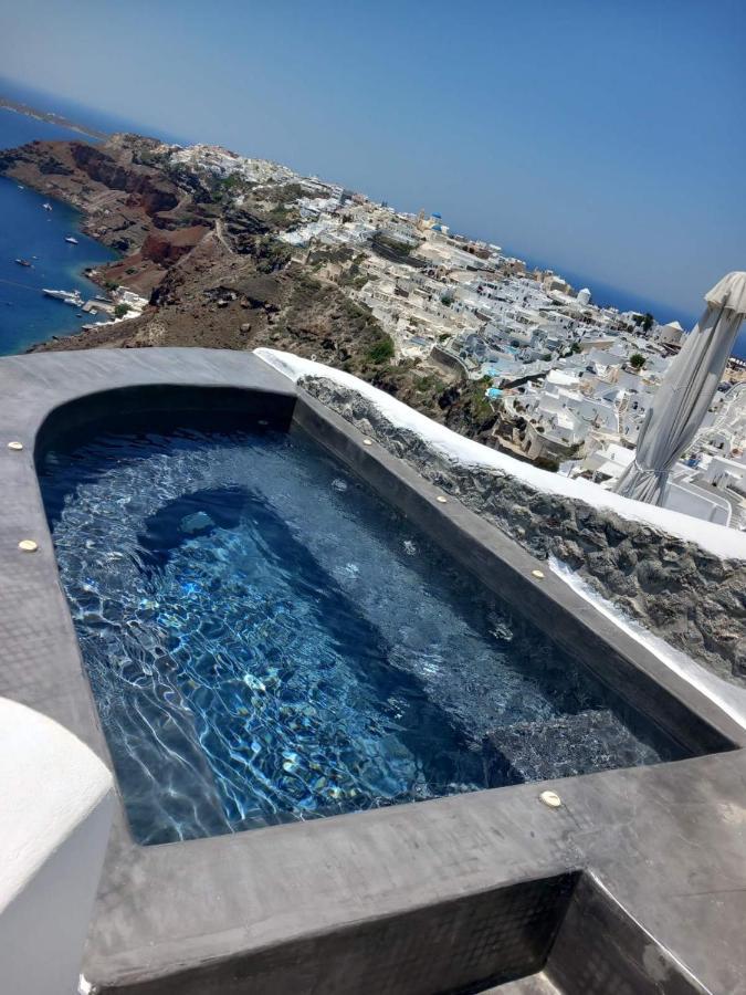 Cave Studio Caldera & Sunset View Shared Jetted Tub Ambient Water