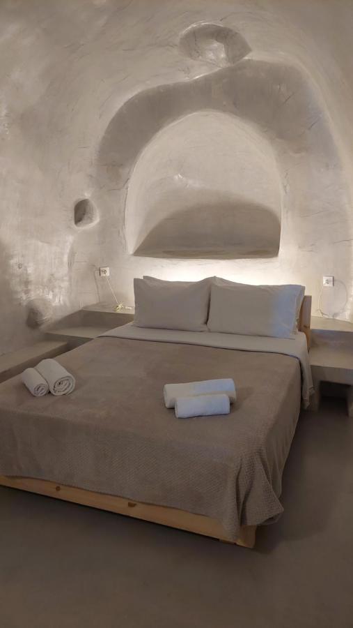 Casa Tradizionale Scavata nella Roccia con Vista Caldera (3 Adulti)