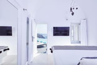 Cave Suite indoor jetted tub
