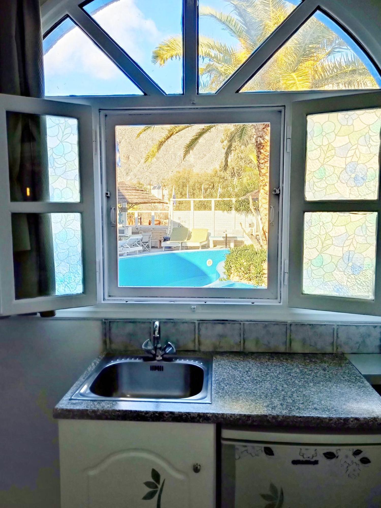 Estudio con vistas a la piscina