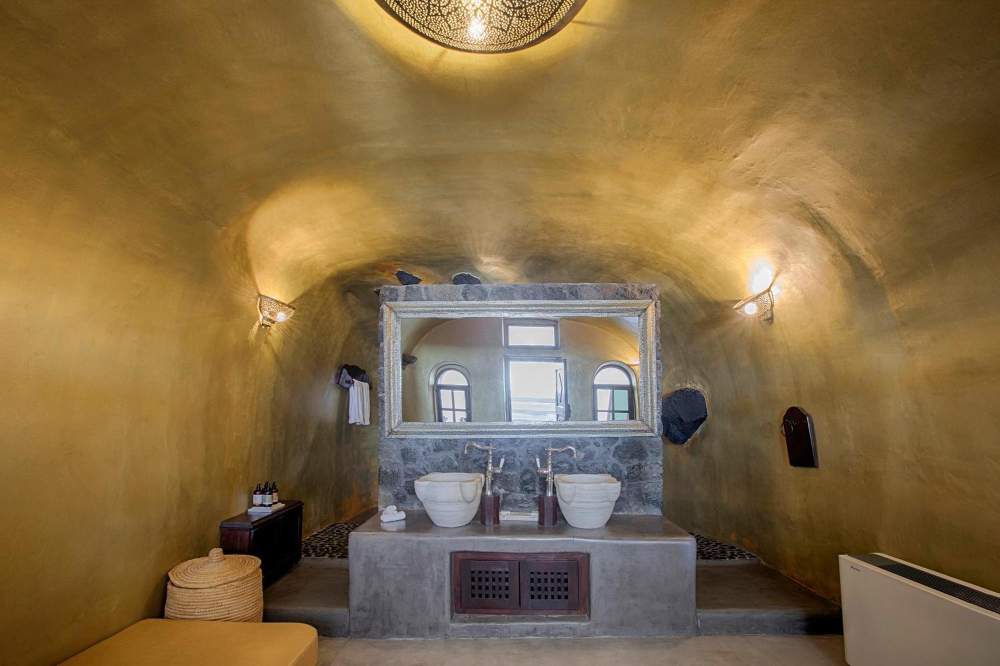 Superior Suite with Outdoor Plunge Pool and Caldera View,1542511381:JPEG