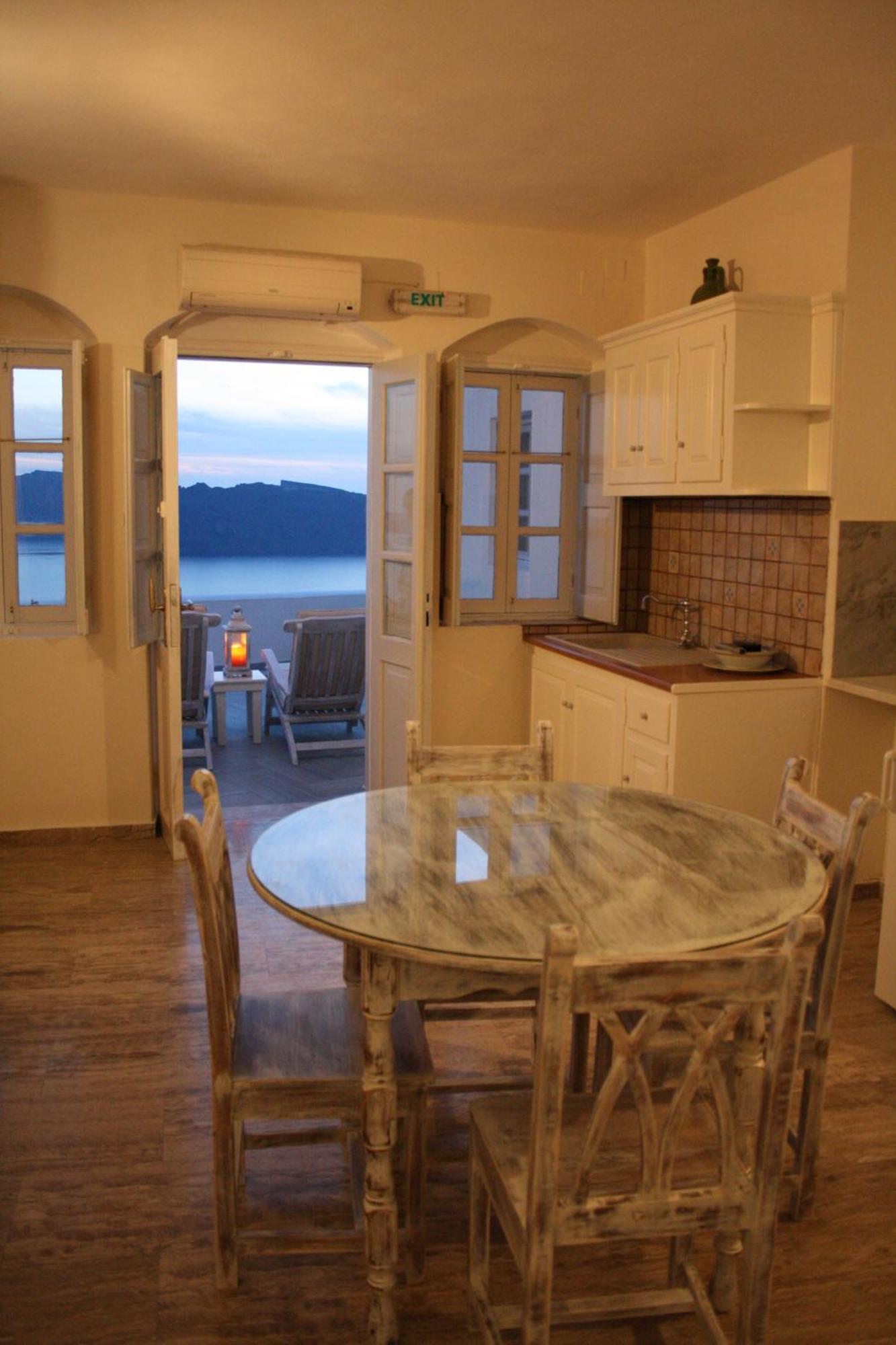 Cave Apartment Caldera & Sunset View Shared Jetted Tub Ambient Water