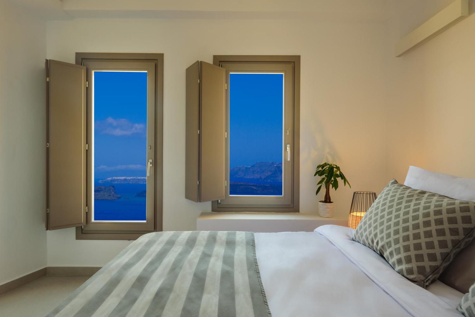 Senior Suite with Heated Jacuzzi and Caldera View