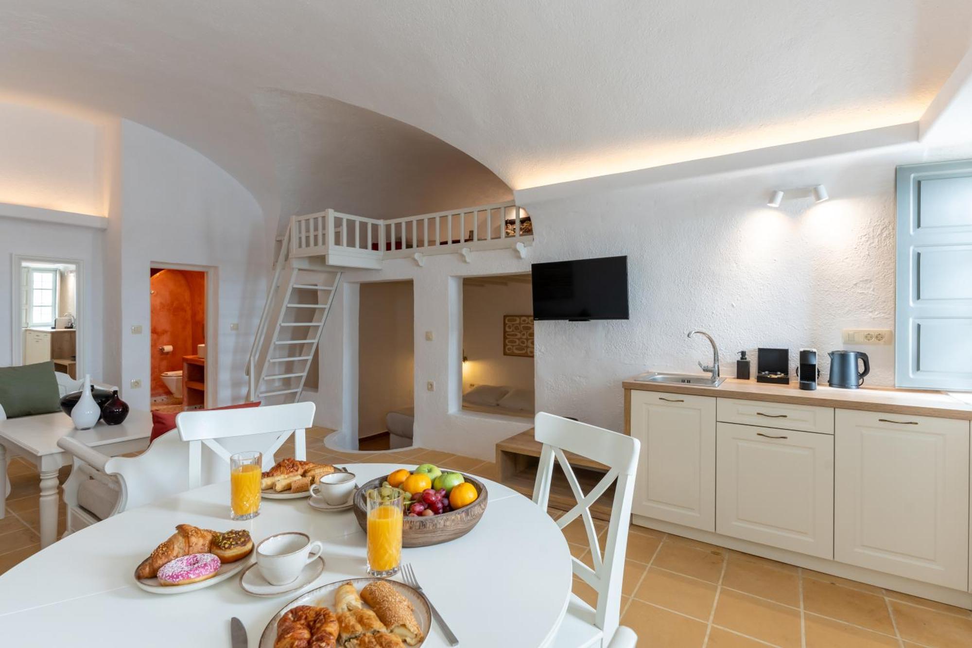 Cave Suite Caldera View