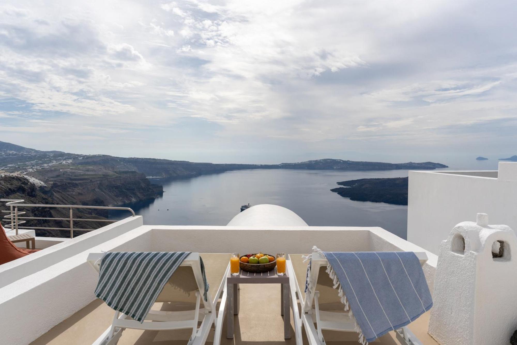 Cave Suite Caldera View