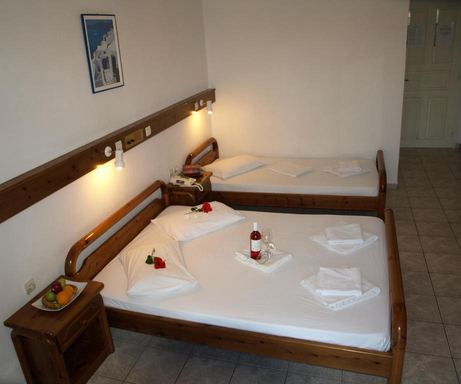 Dreibettzimmer mit Poolblick