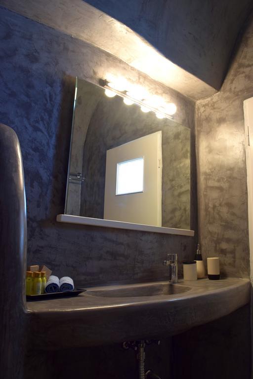 Cave Studio Caldera & Sunset View Shared Jetted Tub Ambient Water