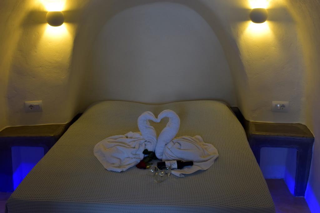 Cave Studio Caldera & Sunset View Shared Jetted Tub Ambient Water