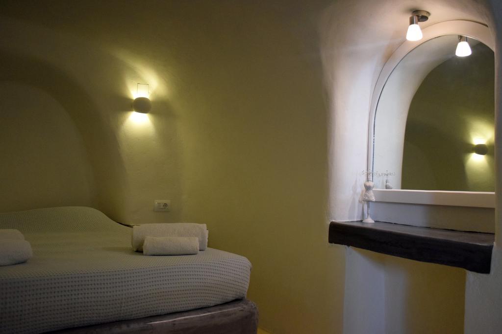 Cave Studio Caldera & Sunset View Shared Jetted Tub Ambient Water
