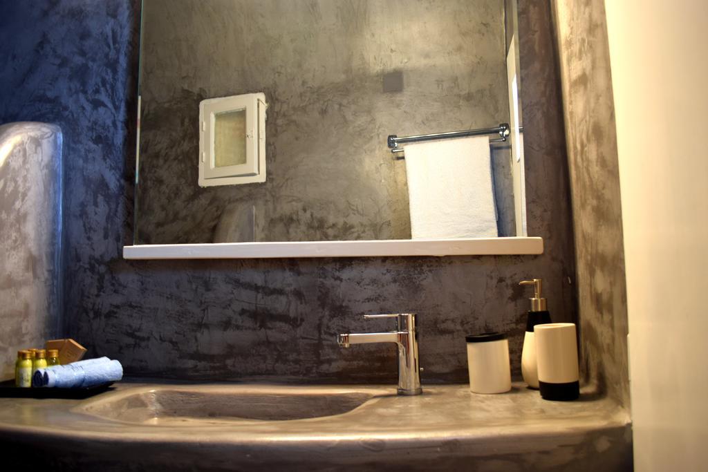 Cave Studio Caldera & Sunset View Shared Jetted Tub Ambient Water