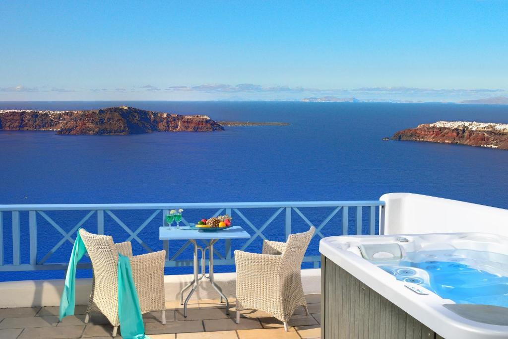Elegante Suite mit Whirlpool und Ausblick auf die Caldera