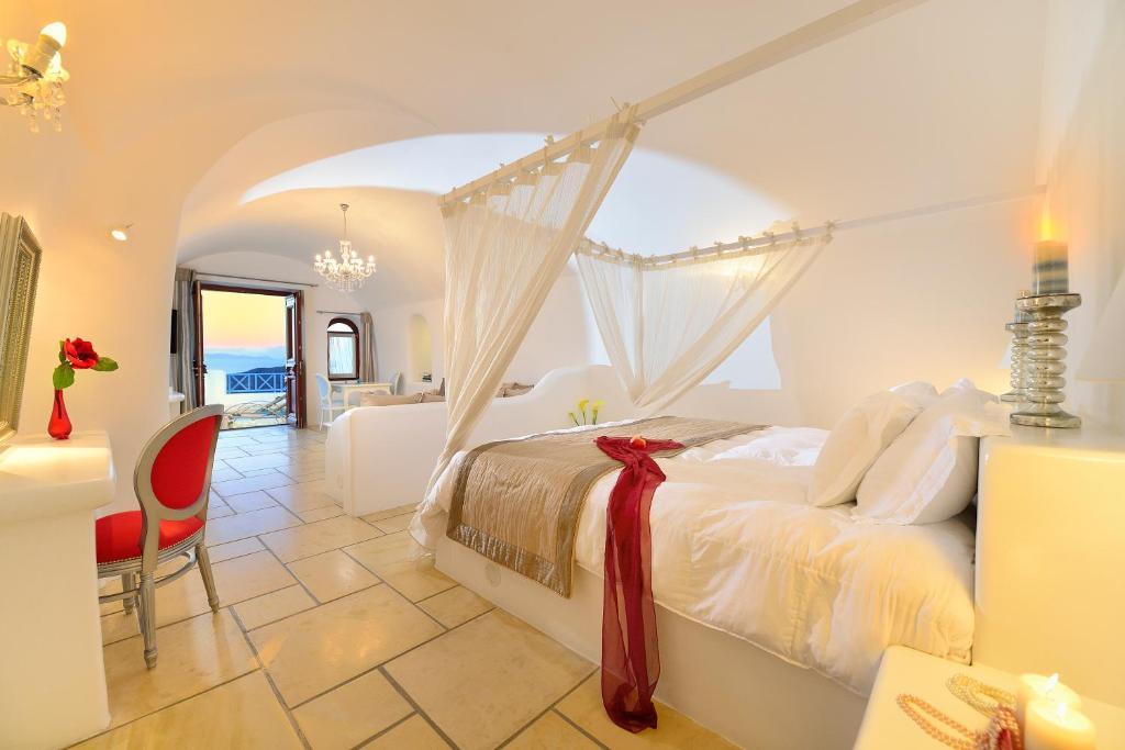 Luxuriöse Villa mit eigenem Pool und Ausblick auf die Caldera