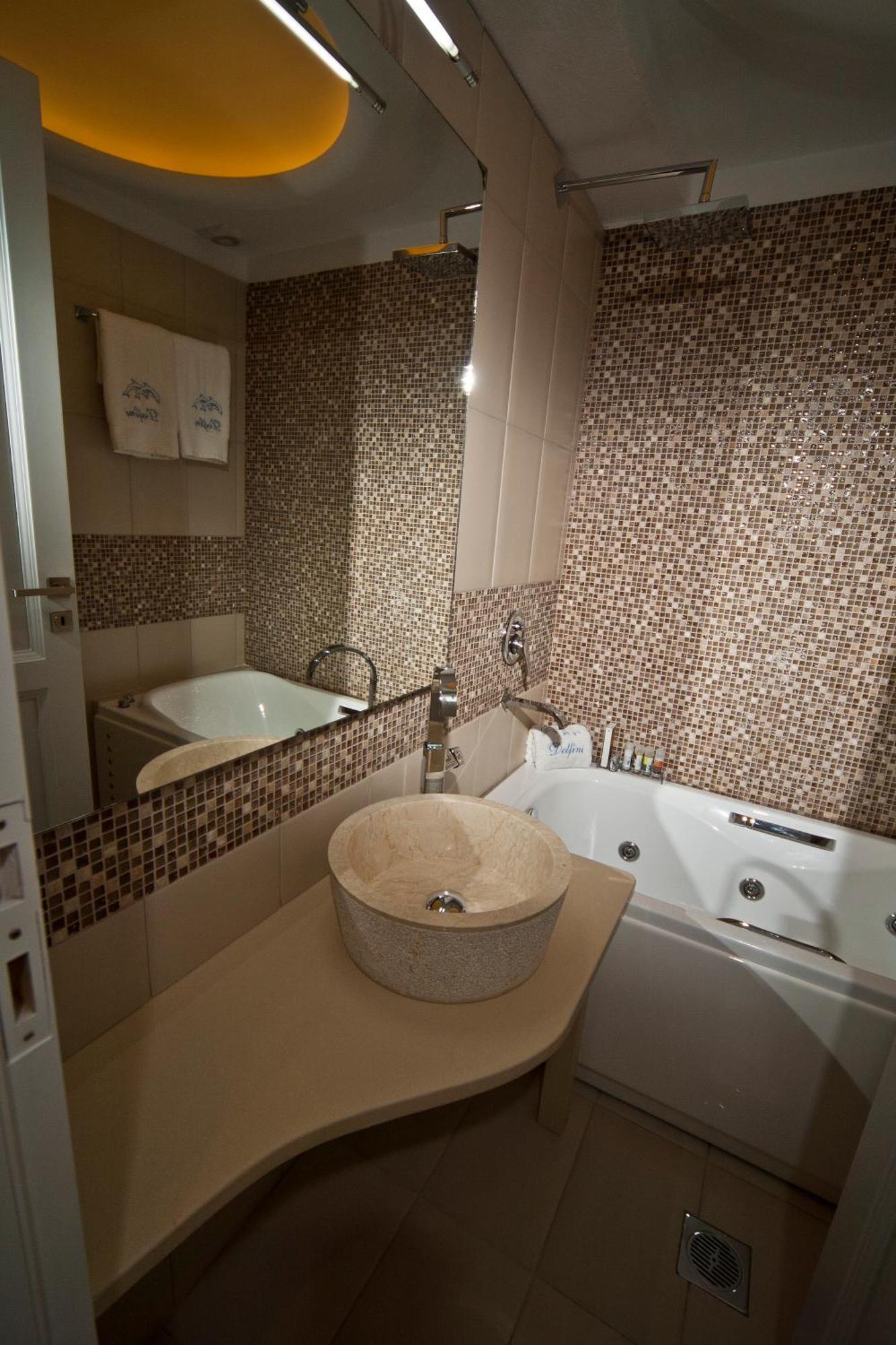 Executive Zimmer mit Whirlpool-Badewanne und Blick auf die Caldera