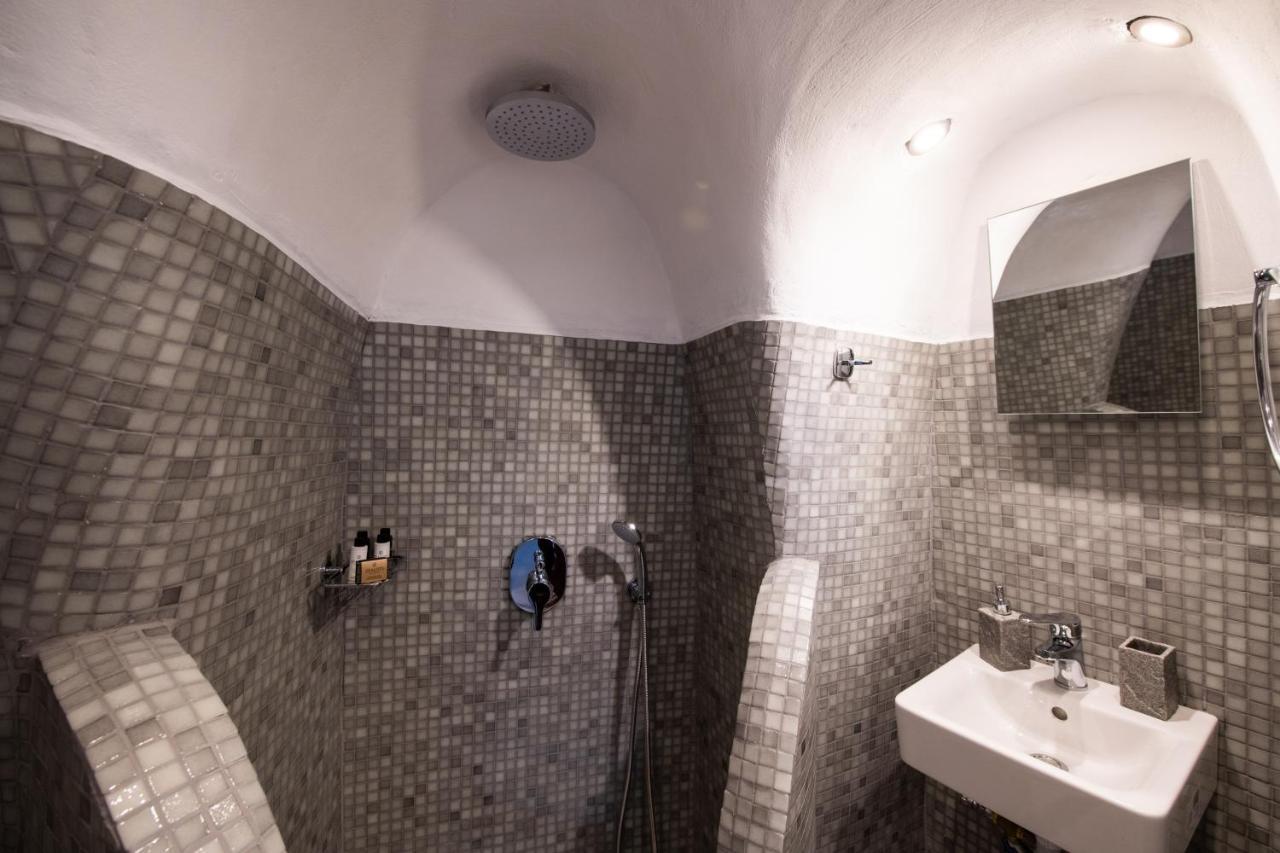 The Blue Domes Cave Villa with outdoor Hot Tub and Caldera View,769817746:JPEG