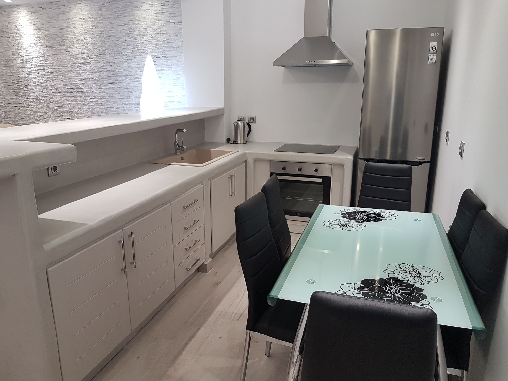 Three-Bedroom Apartment Hot Tub Sea View