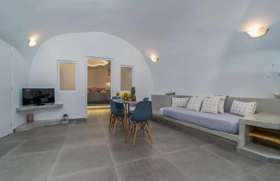 Fira-Cave-Sleeps 13-Parking-Pool-Pet Friendly-1