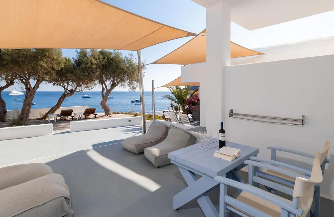 Akrotiri Hotel-1