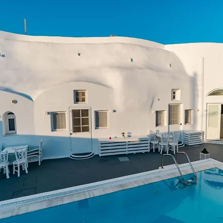 Fira-Cave-Sleeps 13-Parking-Pool-Pet Friendly-2