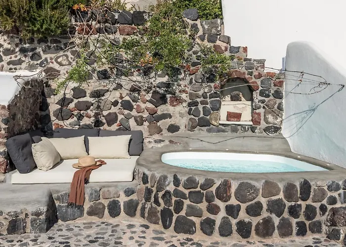 Parathira Large Caves Villa Oia By Cycladica, Sleeps 9