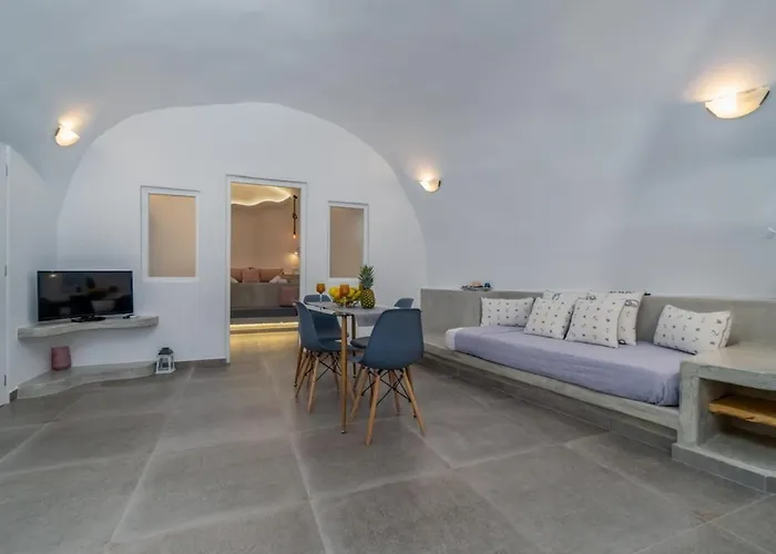 Villa Fira-Cave-Sleeps 13-Parking-Pool-Pet Friendly