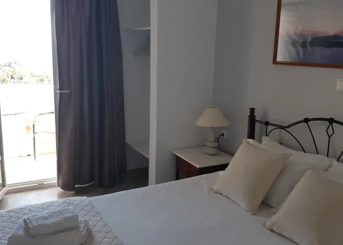 Emmanouela Studios & Villas Karterados 