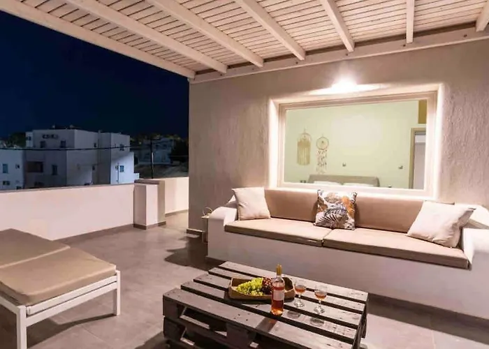 In The Heart Of Fira & Free Pool - Nychteri Suite