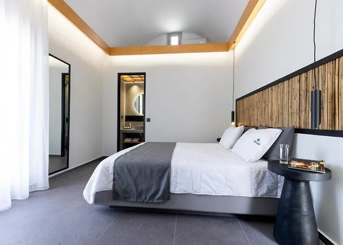 Akrotiri (Santorini) hotels near Red Beach