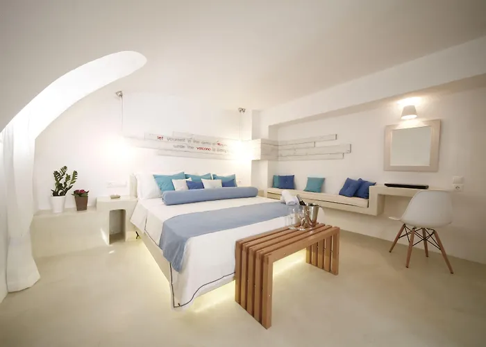 Chroma Suites Oia 