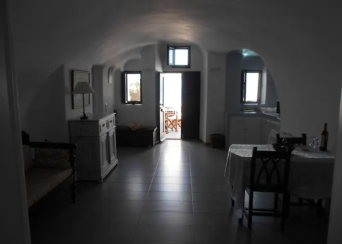 Oia (Santorini) Family Vacation Rentals
