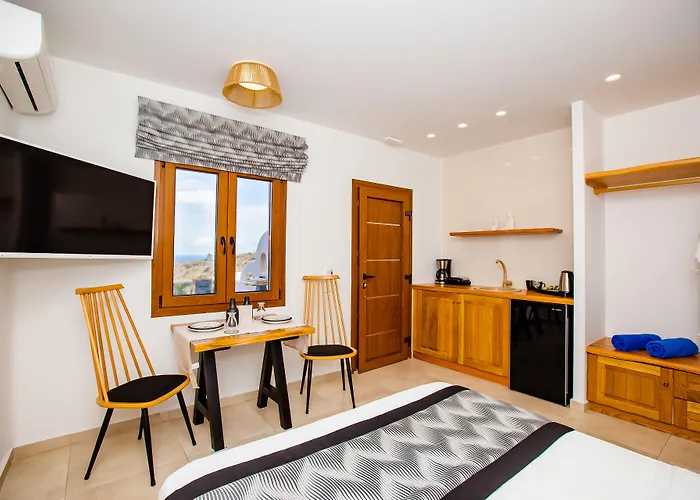 Fira (Santorini) Vacation Rentals near Upper Barrakka Gardens