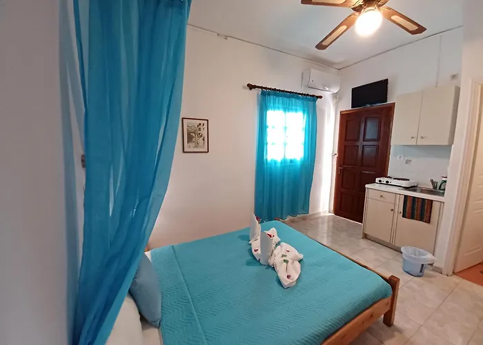 Evelina Beach Pension: Diverse Accommodations Near Black Beach Perissa (Santorini)