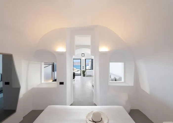 Sun Rocks Boutique Hotel - Caldera View Suites & Sunset Dining Experience Firostefani