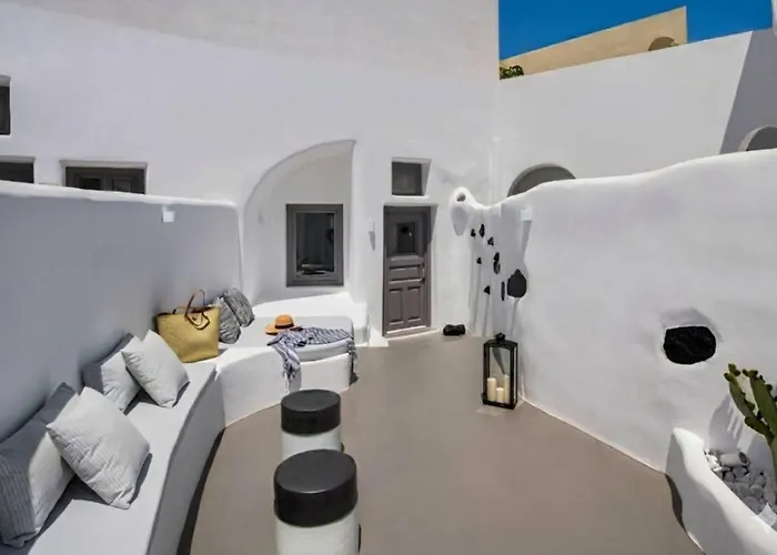 Deep In Cave Suites Fira 