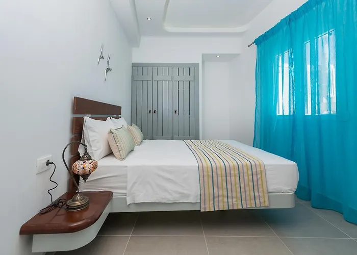 Petini'S Place Fira 