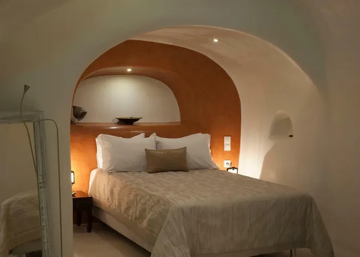 Oia (Santorini) Cheap Hotels