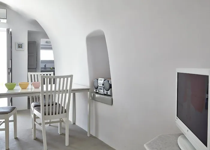 Liakada Oia Suites